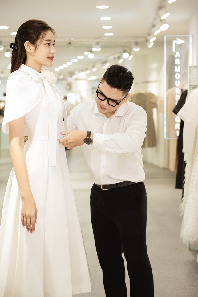 Miss World 2021: Hoa hậu Đỗ Thị Hà chọn sắc trắng trang trọng và thanh lịch