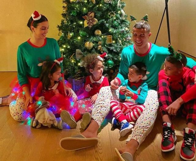 Siêu sao bóng đá Ronaldo sắp đón cặp song sinh một trai một gái