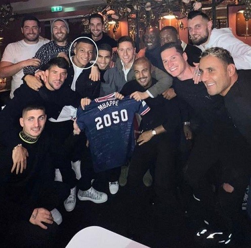 Đồng đội tặng áo gia hạn PSG đến năm 2050 mừng Kylian Mbappe đón tuổi 23