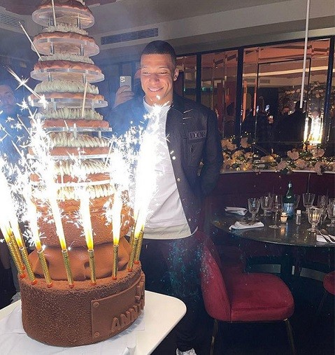 Đồng đội tặng áo gia hạn PSG đến năm 2050 mừng Kylian Mbappe đón tuổi 23