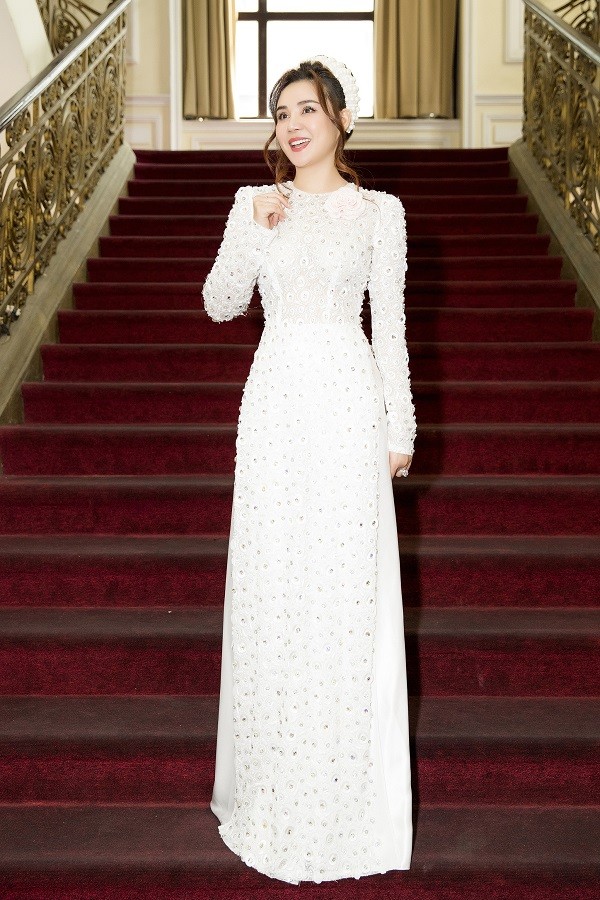 Nhờ tập luyện thể dục chăm chỉ và ăn uống chừng mực, Vy Oanh giảm được gần 20 kg, lấy lại vóc dáng thon thả như trước khi mang thai con thứ ba. Cô vẫn duy trì lịch tập gym đều đặn để cơ thể thêm săn chắc, dẻo dai.