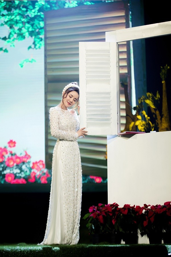 Vy Oanh rất vui khi được mời góp mặt ở chương trình tôn vinh các ca khúc truyền thống, cách mạng.