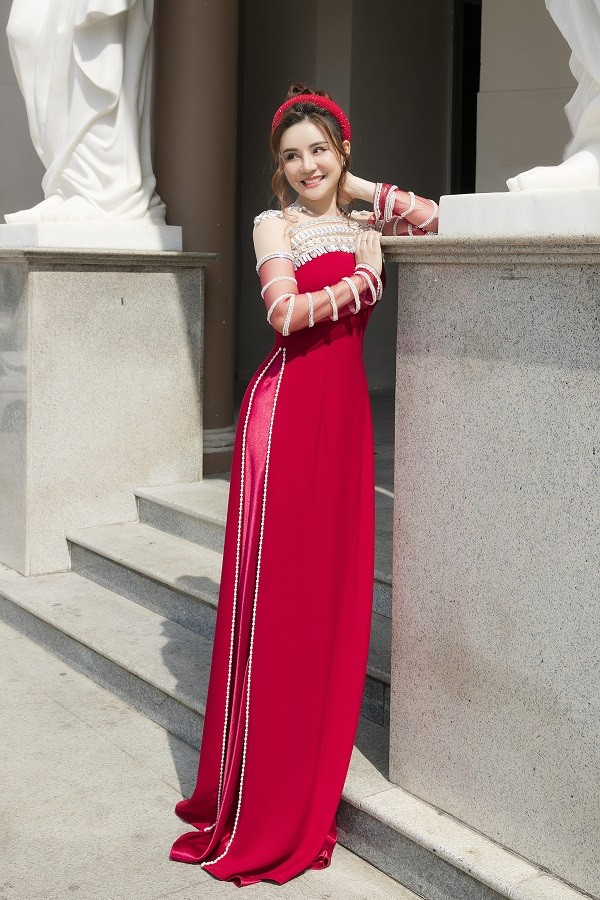 Nhân dịp đi quay show ca nhạc, Vy Oanh mang theo áo dài đỏ dạo phố, chụp ảnh mừng tái xuất sau sinh.