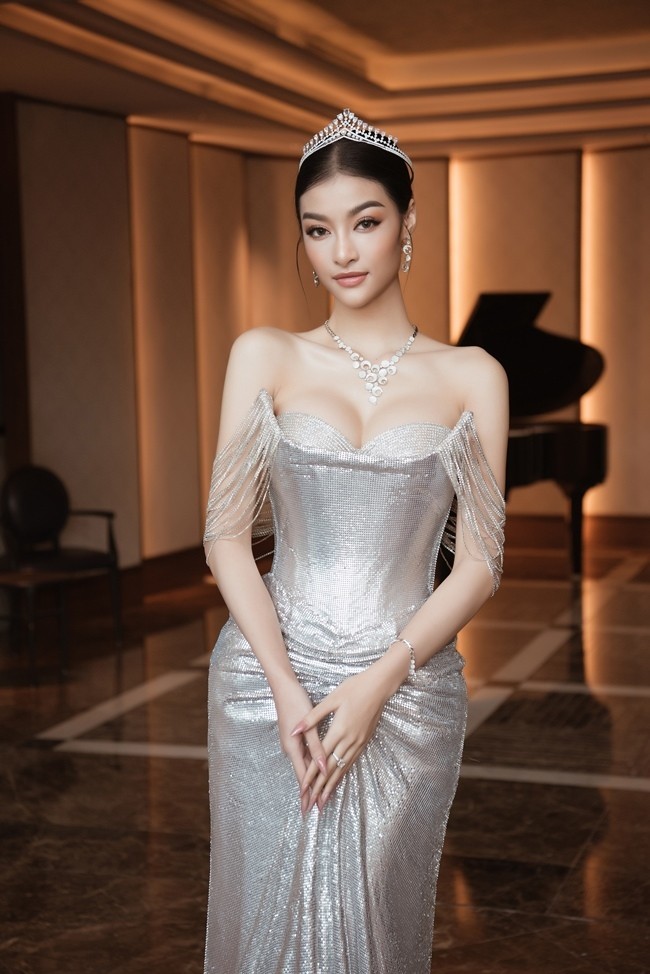 Cuộc thi Miss World Vietnam 2022 trở lại với buổi họp báo khởi động hoành tráng quy tụ nhiều hoa hậu, á hậu hàng đầu giới showbiz. Kiều Loan - Miss World Vietnam 2019 - yêu kiều trong một thiết kế ánh mặc tiệp màu vương miện.
