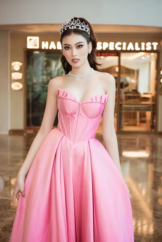 Á hậu Việt Nam 2020 - Ngọc Thảo như một nàng công chúa trong chiếc đầm hồng ngọt ngào. Cô thi Miss Grand International 2020 dịp đầu năm và lọt top 20. 