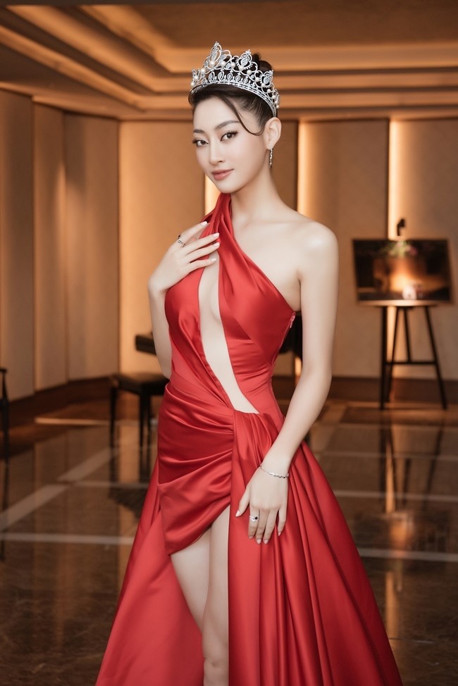 Hoa hậu Lương Thùy Linh diện váy xẻ cao khoe trọn đôi chân dài 1,22 m. Cô là đại sứ và cũng là giám khảo chính thức của cuộc thi. Lương Thùy Linh vừa giành chiến thắng cho team khi ngồi ghế mentor tại The Next Face. 