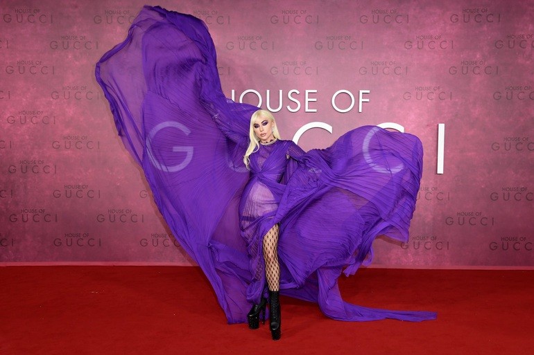 Năm 2021 chứng kiến Lady Gaga thay đổi liên tục phong cách thời trang của mình. Nhân dịp ra mắt phim mới House of Gucci, nữ ca sĩ tài năng xuất hiện dày đặc trong các sự kiện để quảng bá phim mới. Lady Gaga là một biểu tượng thời trang kỳ lạ của làng nhạc quốc tế từ nhiều năm nay. Nữ ca sĩ từng nói, cô là người tự tin, dám thử mọi phong cách thời trang mới.