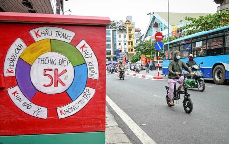 Để hạn chế dịch bệnh Covid-19 lây lan rộng, người dân nên hạn chế các hoạt động tụ tập đông người. (Nguồn: Dân trí)