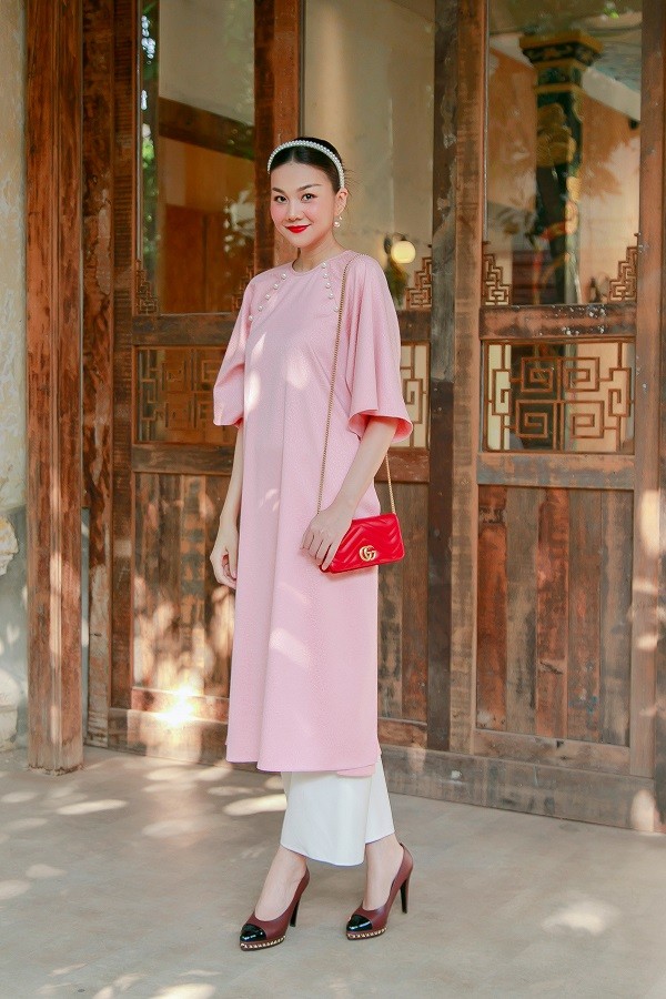 Thanh Hằng tôn nét duyên dáng khi khoác lên mình các mẫu áo dài cách tân dành cho mùa xuân mới. Các thiết kế đề cao tính ứng dụng, tiện lợi khi phối đồ dạo phố, chụp ảnh Tết và tham gia tất niên cuối năm.