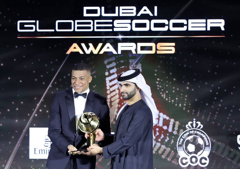 Kylian Mbappe chiến thắng danh hiệu Quả bóng vàng Dubai 2021. (Nguồn: The National)