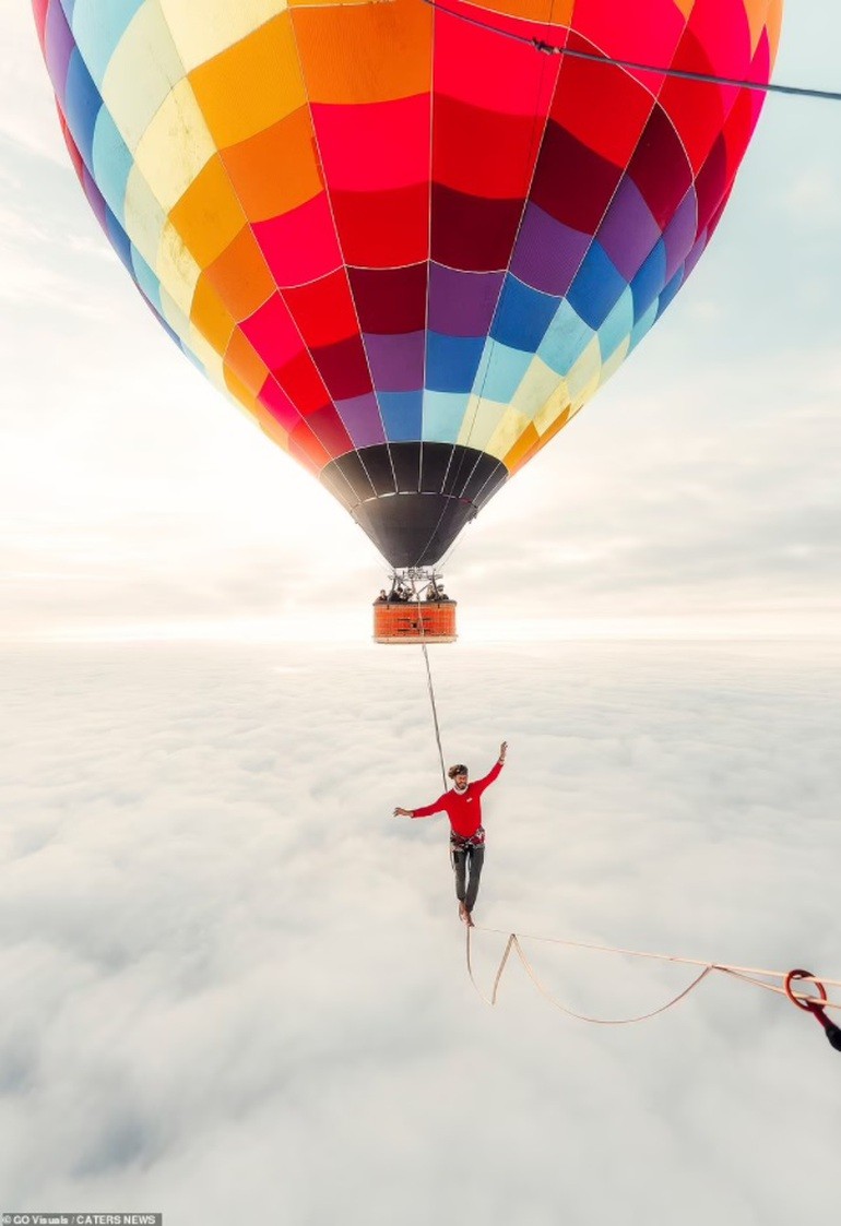 Người đàn ông Brazil phá kỷ lục thế giới, đi thành công trên dây ở độ cao 1.900 mét