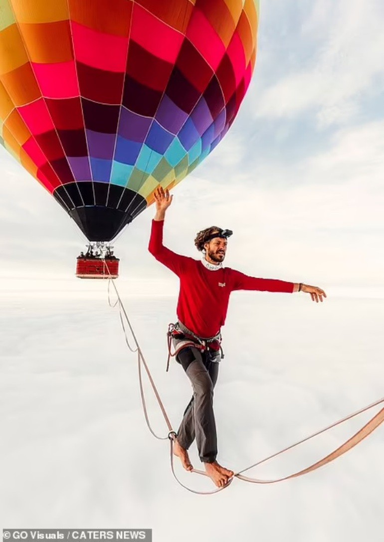 Người đàn ông Brazil phá kỷ lục thế giới, đi thành công trên dây ở độ cao 1.900 mét