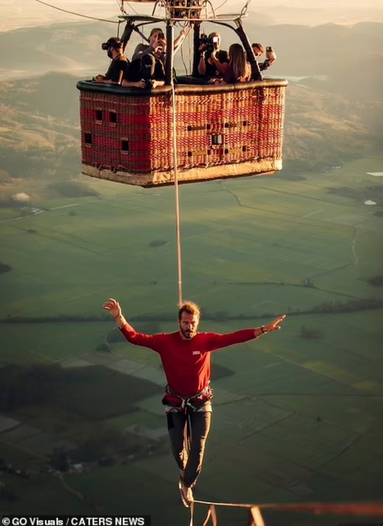 Người đàn ông Brazil phá kỷ lục thế giới, đi thành công trên dây ở độ cao 1.900 mét