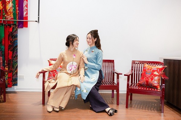 Á hậu Thụy Vân, MC Thu Hương sắm áo dài cho các chương trình truyền cuối năm, đầu Xuân mới