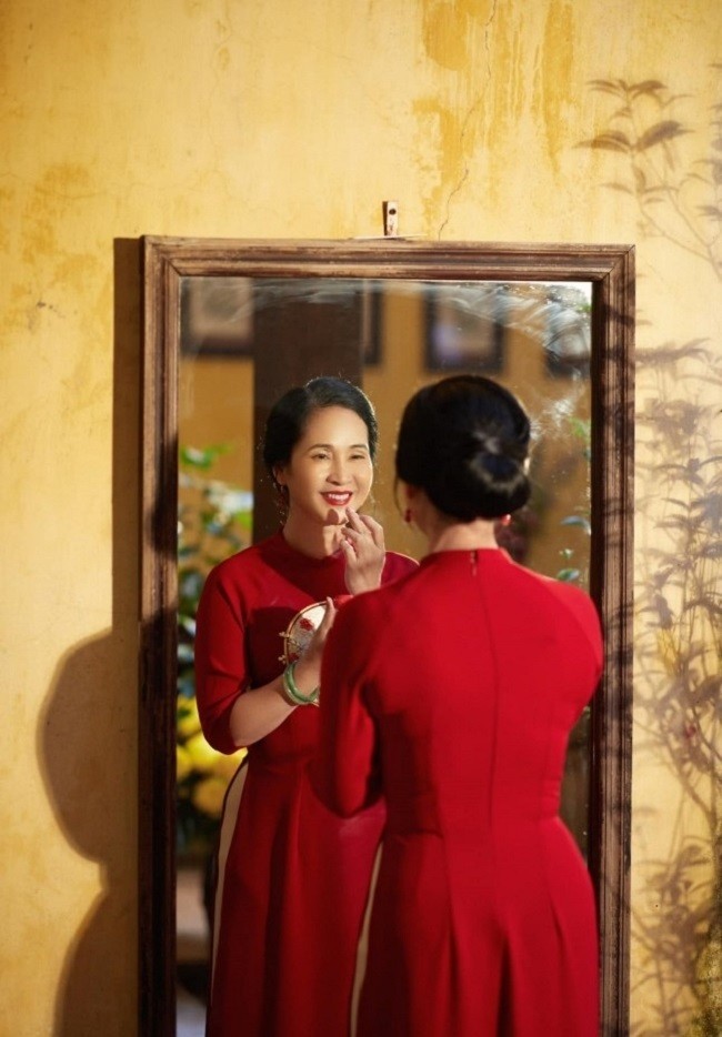 NSND Lan Hương đằm thắm, dịu dàng trong tà áo dài truyền thống tông màu trầm