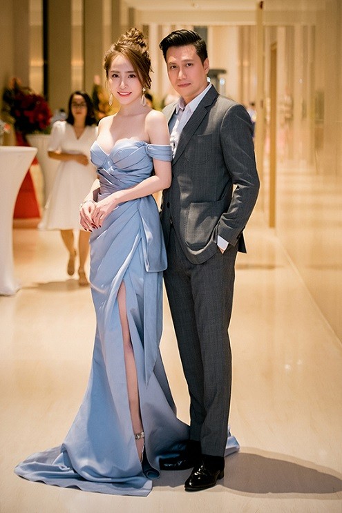 Những khoảnh khắc tình tứ trên thảm đỏ của đôi bạn diễn viên Quỳnh Nga - Việt Anh