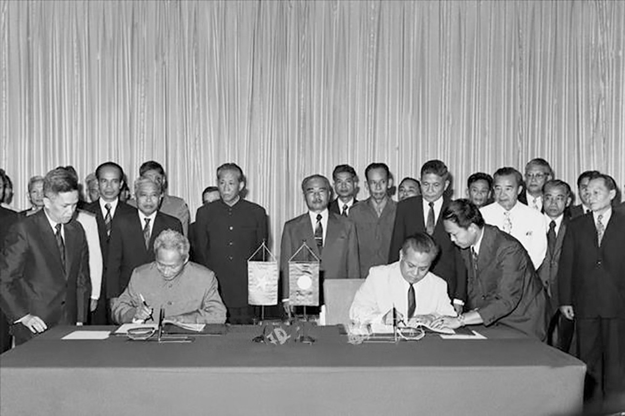 Thủ tướng Phạm Văn Đồng và Thủ tướng Kaysone Phomvihane ký kết Hiệp ước Hữu nghị và Hợp tác ngày 18/7/1977.