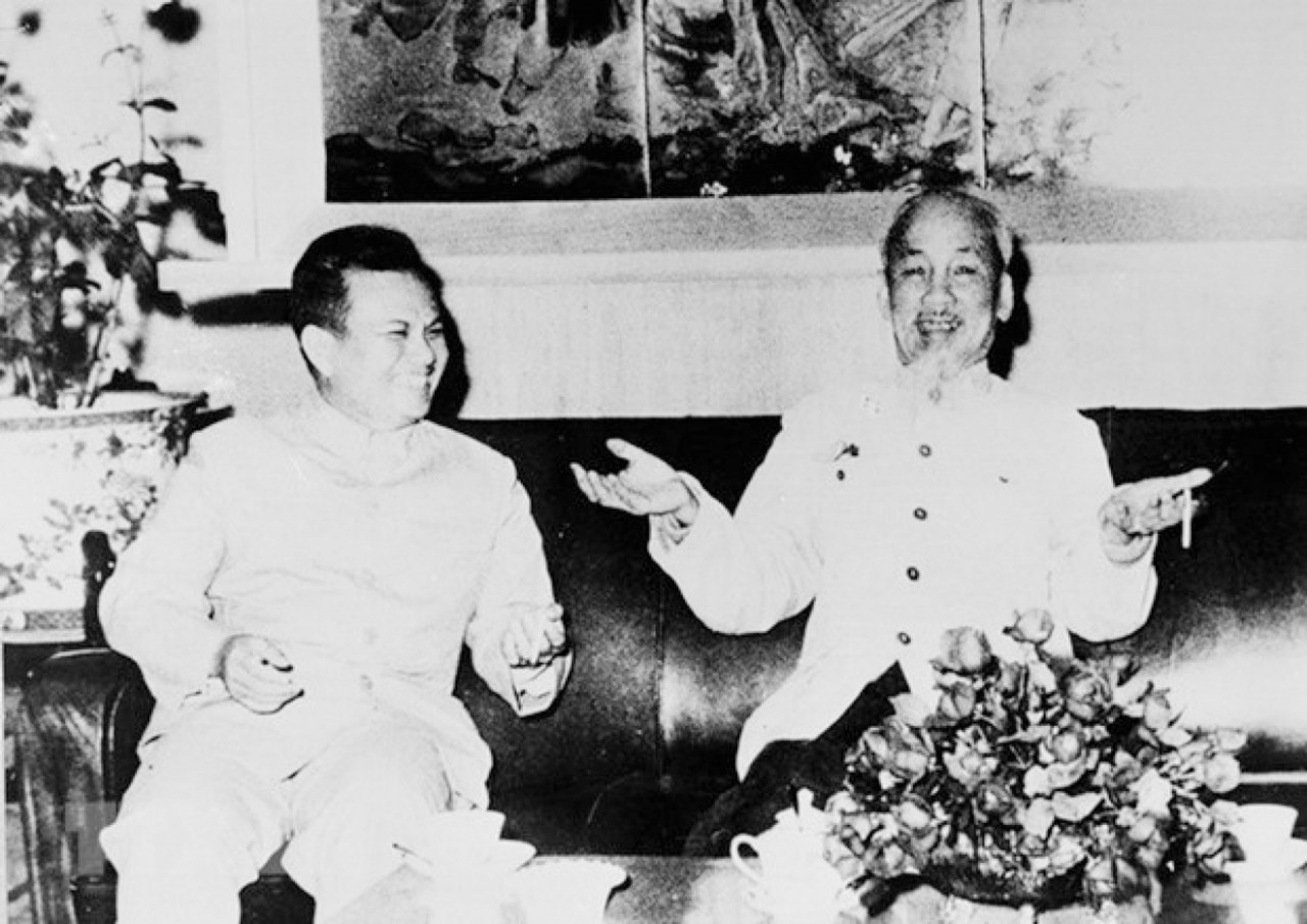 Chủ tịch Hồ Chí Minh và Chủ tịch Kaysone Phomvihane.