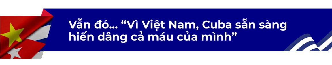 Thủ tướng Cuba thăm Việt Nam: Người anh em từ “nửa vòng trái đất”, đi bộ dưới mưa, đội mũ tai bèo…