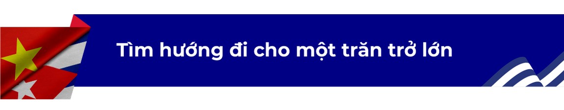 Thủ tướng Cuba thăm Việt Nam: Người anh em từ “nửa vòng trái đất”, đi bộ dưới mưa, đội mũ tai bèo…