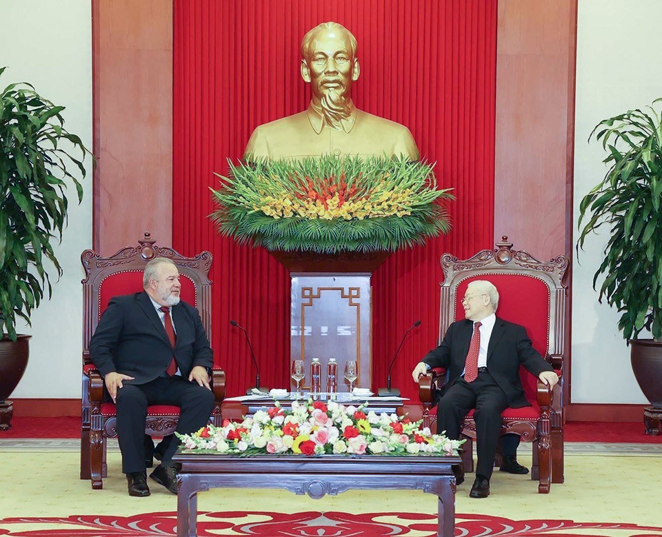 Thủ tướng Cuba thăm Việt Nam: Người anh em từ “nửa vòng trái đất”, đi bộ dưới mưa, đội mũ tai bèo…