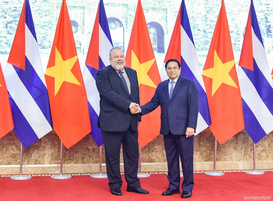 Thủ tướng Cuba thăm Việt Nam: Người anh em từ “nửa vòng trái đất”, đi bộ dưới mưa, đội mũ tai bèo…