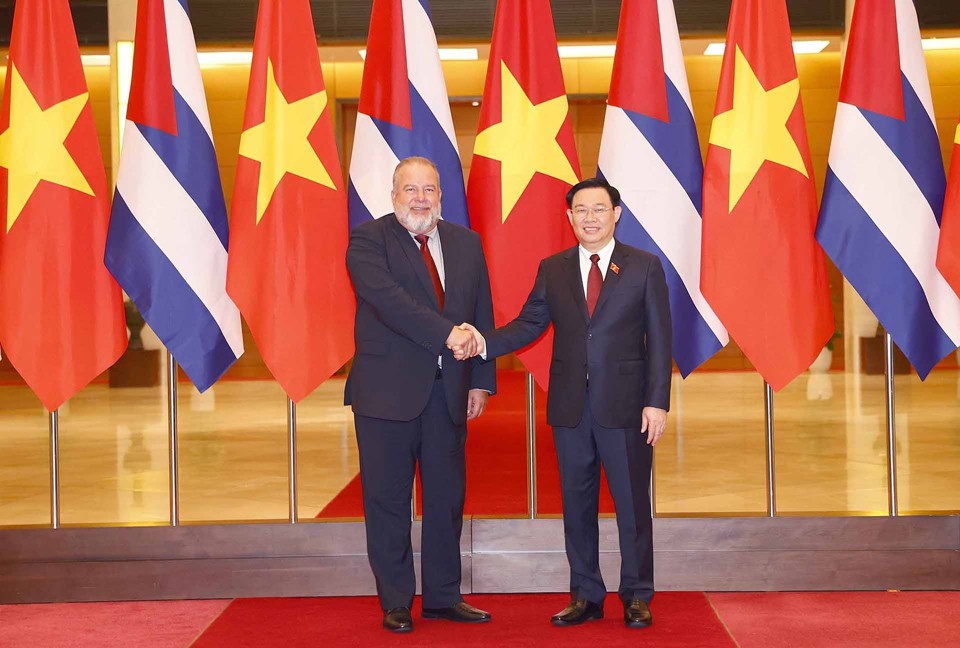 Thủ tướng Cuba thăm Việt Nam: Người anh em từ “nửa vòng trái đất”, đi bộ dưới mưa, đội mũ tai bèo…