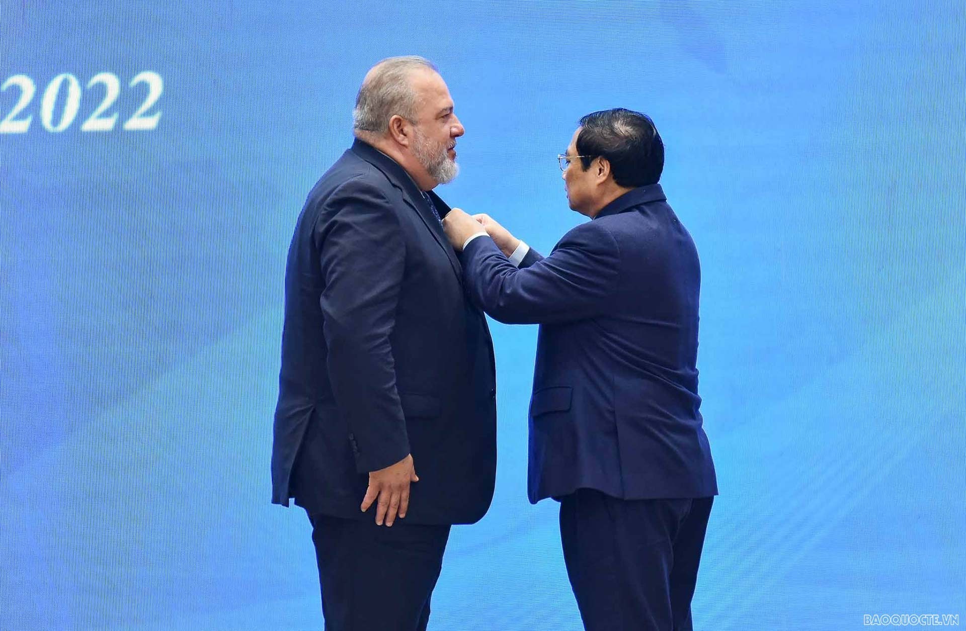 Thủ tướng Cuba thăm Việt Nam: Người anh em từ “nửa vòng trái đất”, đi bộ dưới mưa, đội mũ tai bèo…