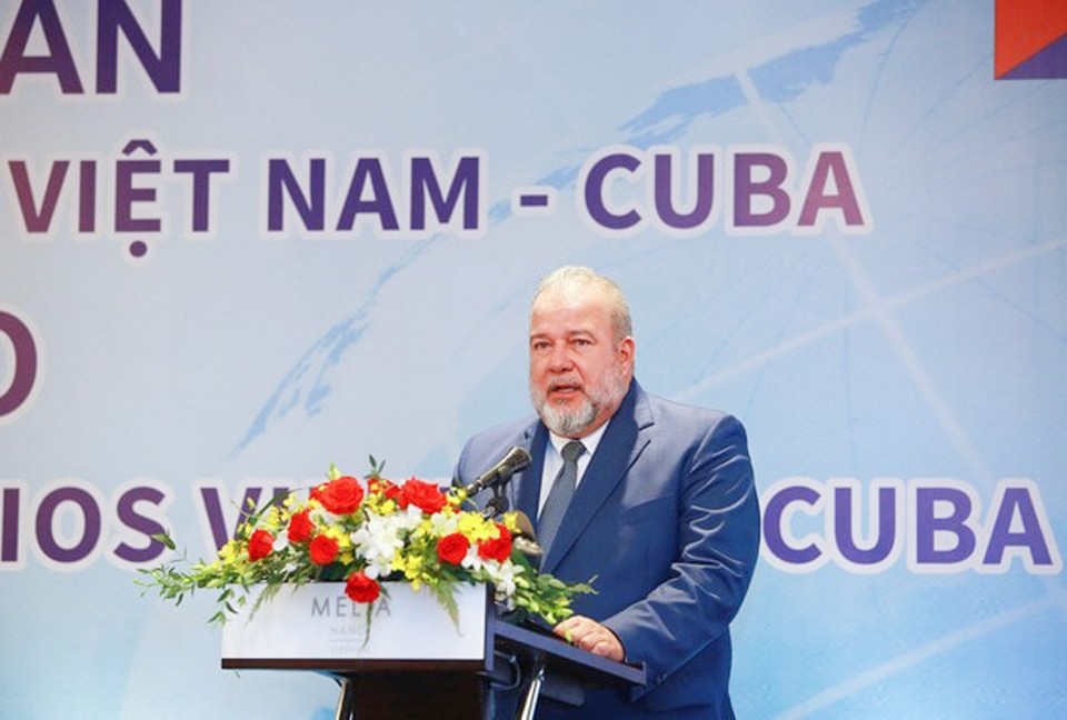 Thủ tướng Cuba thăm Việt Nam: Người anh em từ “nửa vòng trái đất”, đi bộ dưới mưa, đội mũ tai bèo…