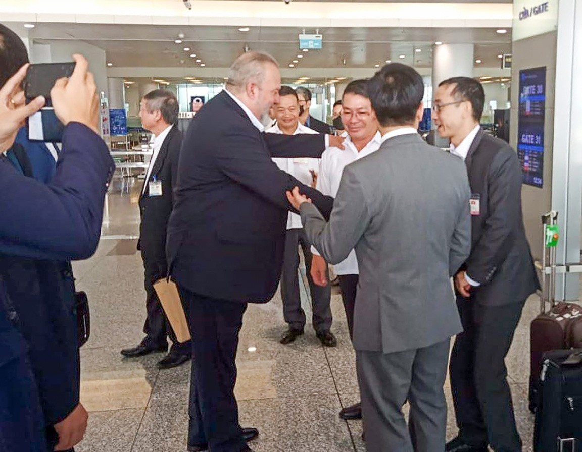 Thủ tướng Cuba thăm Việt Nam: Người anh em từ “nửa vòng trái đất”, đi bộ dưới mưa, đội mũ tai bèo…