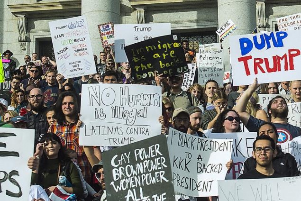 my bieu tinh ram ro truoc ngay ong trump nham chuc