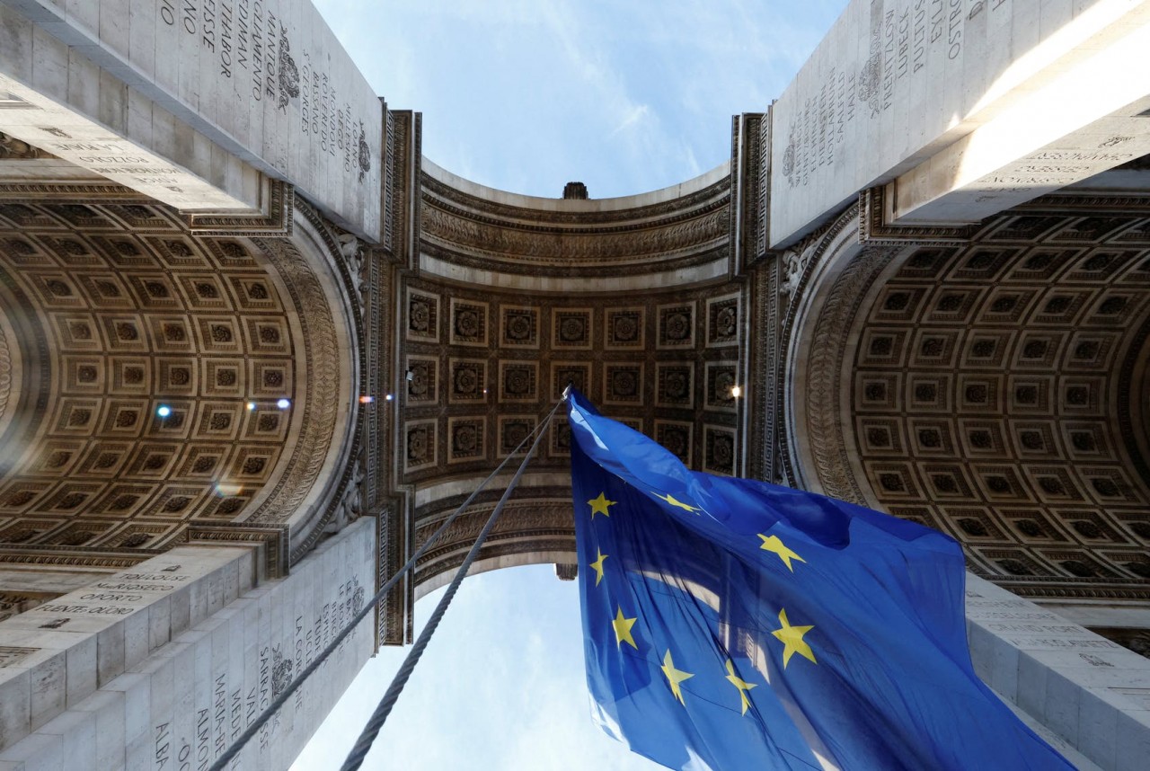 Pháp tháo cờ EU khỏi Khải hoàn môn sau chỉ trích của phe cực hữu