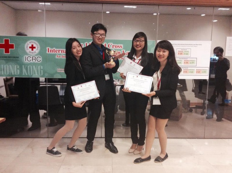 sinh vien ngoai giao khang dinh minh trong ky thi lua t quoc te