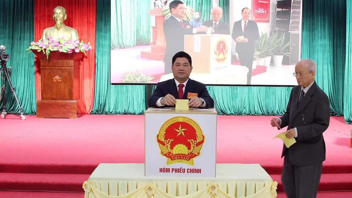 Bí thư Tỉnh ủy Bắc Ninh dự và bỏ phiếu bầu cử tại phường Bắc Giang