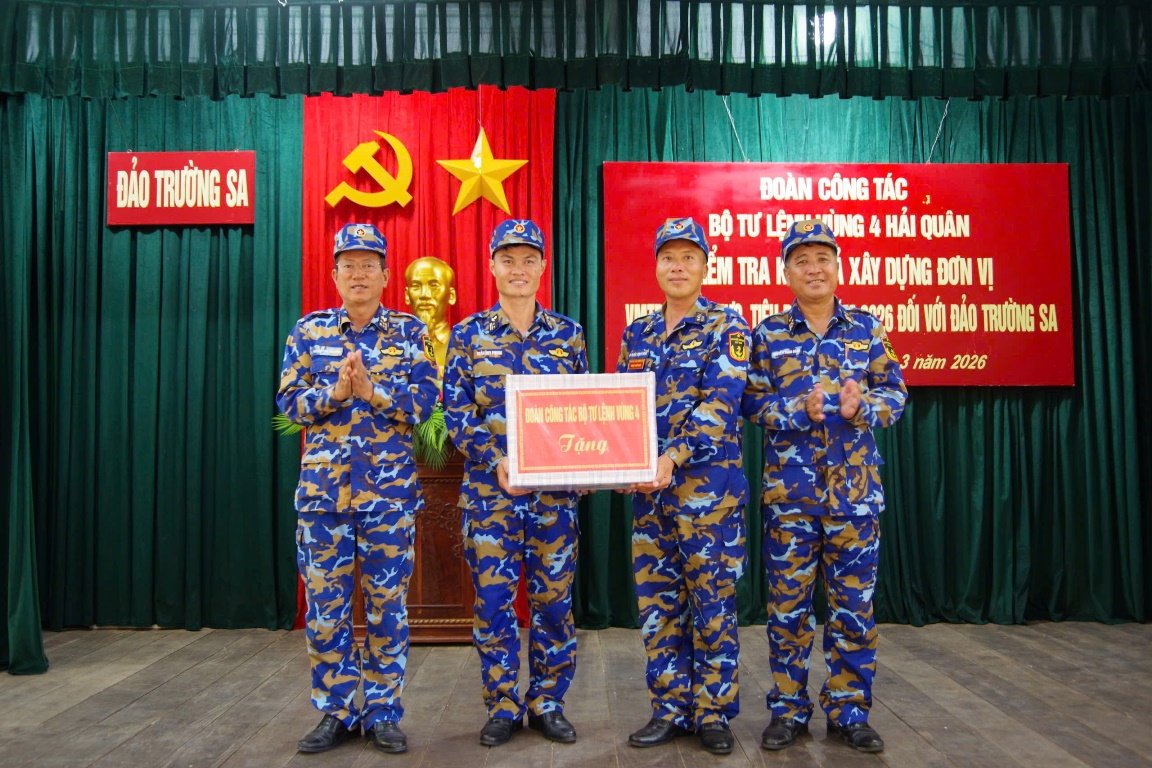 Vùng 4 Hải quân kiểm tra đơn vị Vững mạnh toàn diện