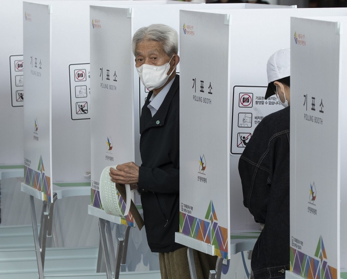 bau cu han quoc tong thong moon co the bien viec xu ly tot dich covid 19 thanh loi the ghi ban