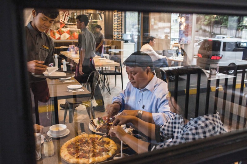 myanmar fast food khong con chi co tren tivi