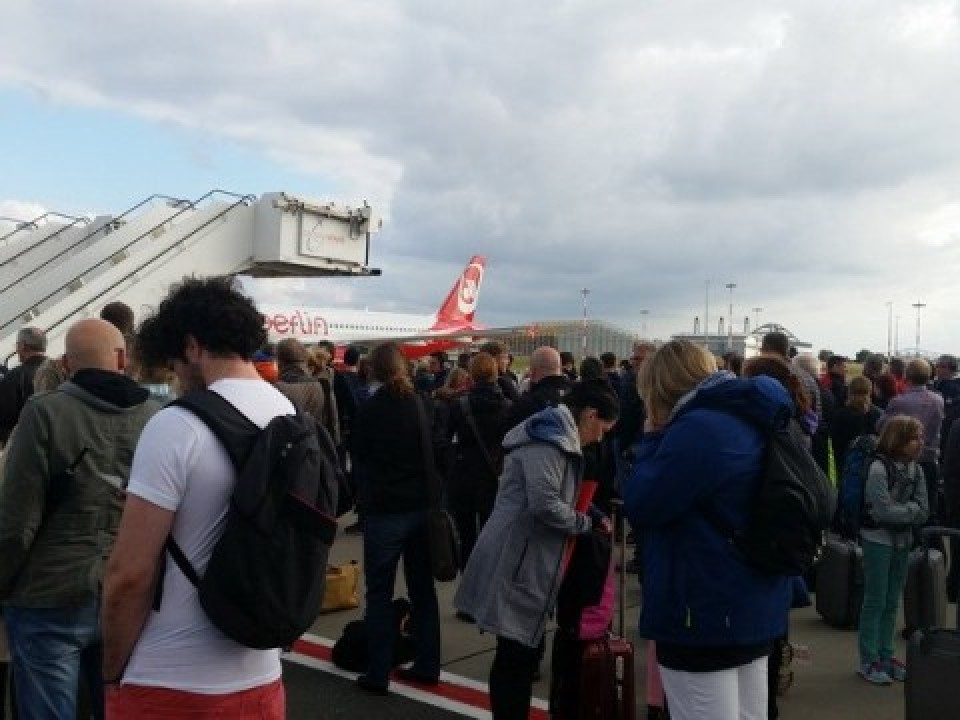 duc may bay cua hang air berlin bi de doa danh bom