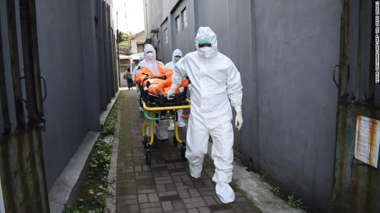 'Vỡ trận' vì Covid-19, Indonesia có thể đạt đỉnh 100.000 ca/ngày, bác sĩ đau đớn lựa chọn bệnh nhân để cứu sống