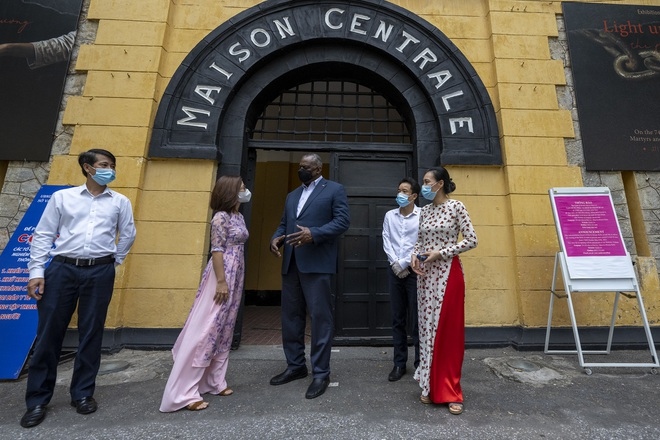 Bộ trưởng Quốc phòng Mỹ thăm nhà tù Hỏa Lò