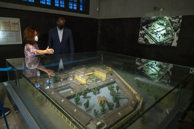 Bộ trưởng Quốc phòng Mỹ thăm nhà tù Hỏa Lò