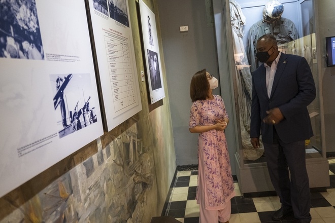 Bộ trưởng Quốc phòng Mỹ thăm nhà tù Hỏa Lò