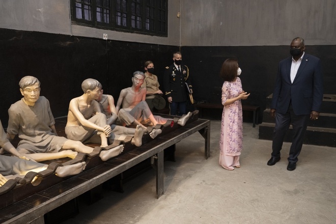 Bộ trưởng Quốc phòng Mỹ thăm nhà tù Hỏa Lò