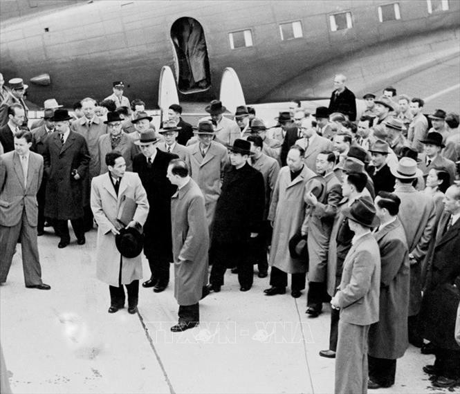 Ngày 4/5/1954, Phái đoàn ngoại giao Việt Nam Dân chủ Cộng hòa, do Phó Thủ tướng Phạm Văn Đồng làm Trưởng đoàn, đến Geneva (Thụy Sĩ) tham dự Hội nghị Geneva về Đông Dương, sau những diễn biến tích cực cho chiến thắng của quân đội Việt Nam tại chiến dịch Điện Biên Phủ. Ngày 8/5/1954, tin về kết quả Chiến dịch Điện Biên Phủ được truyền đến Geneva. Sáng sớm 8/5/1954, vấn đề Đông Dương chính thức được đưa lên bàn đàm phán. Ảnh: Tư liệu TTXVN Ngày 4/5/1954, Phái đoàn ngoại giao Việt Nam Dân chủ Cộng hòa, do Phó Thủ tướng Phạm Văn Đồng làm Trưởng đoàn, đến Geneva (Thụy Sĩ) tham dự Hội nghị Geneva về Đông Dương, sau những diễn biến tích cực cho chiến thắng của quân đội Việt Nam tại chiến dịch Điện Biên Phủ. Ngày 8/5/1954, tin về kết quả Chiến dịch Điện Biên Phủ được truyền đến Geneva. Sáng sớm 8/5/1954, vấn đề Đông Dương chính thức được đưa lên bàn đàm phán. Ảnh: Tư liệu TTXVN