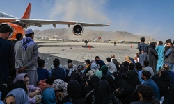 Tình hình Afghanistan: Nhiều nước nhờ Taliban hỗ trợ công dân, NATO sẽ tăng gấp đôi số người sơ tán