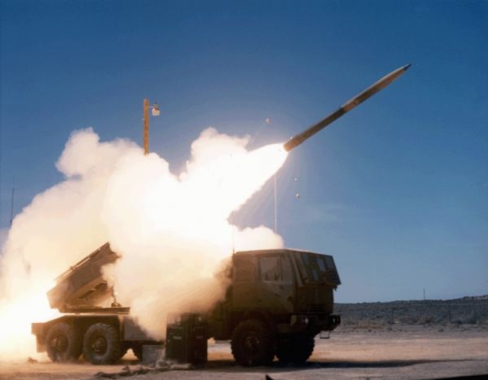 HIMARS là hệ thống rocket có khả năng bắn trúng mục tiêu ở tầm cao. (Nguồn: AP) HIMARS là hệ thống rocket có khả năng bắn trúng mục tiêu ở tầm cao. (Nguồn: AP)