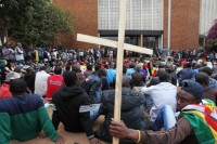 zimbabwe phat hanh tien trai phieu 2 va 5 usd