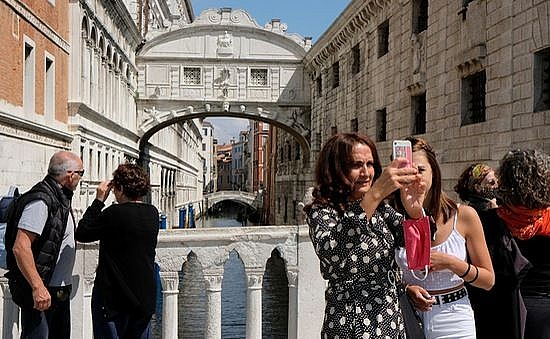 1759-du-lich-eu-my-15937711049461577377155