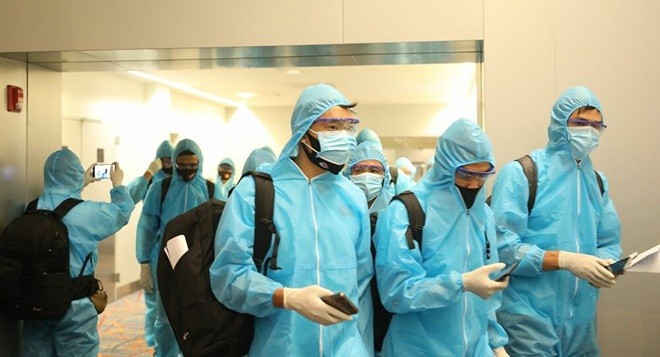Các tuyển thủ Việt Nam ra sân bay về nước