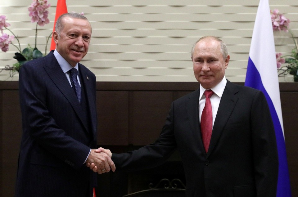 Tổng thống Nga Vladimir Putin (phải) bắt tay người đồng cấp Thổ Nhĩ Kỳ Recep Tayyip Erdogan trong cuộc gặp tại Sochi ngày 29/9.